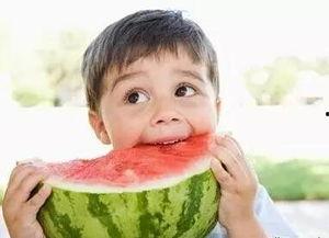 父母吃自己瓜,共享天伦之乐