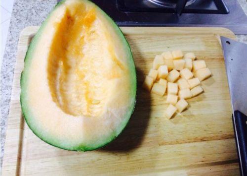 上午吃半个哈密瓜,营养早餐新选择