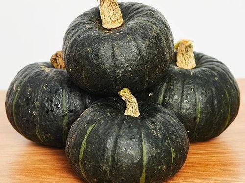 大人孩子含泪吃瓜,大人孩子共度感人吃瓜时刻